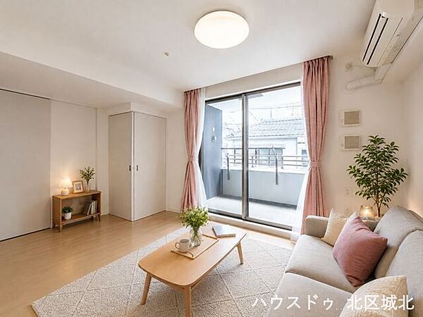【11帖LDK】内装やディスプレイを自分たちらしくこだわれば、リビングが家族の愛着のある空間になりますね。※実際の写真に家具をCG合成したものです。（家具等は販売に含まれておりません）