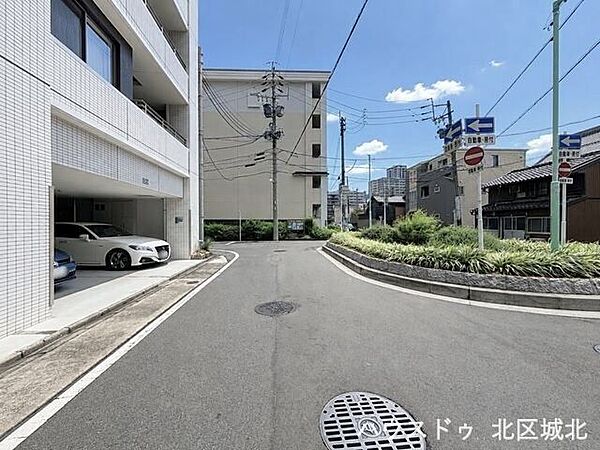 大型車の通行が少ないので、振動や騒音が抑えられます。道幅が広すぎると交通量が増えてしまうのも心配ですので、これぐらいが理想的な道幅なのかもしれませんね。