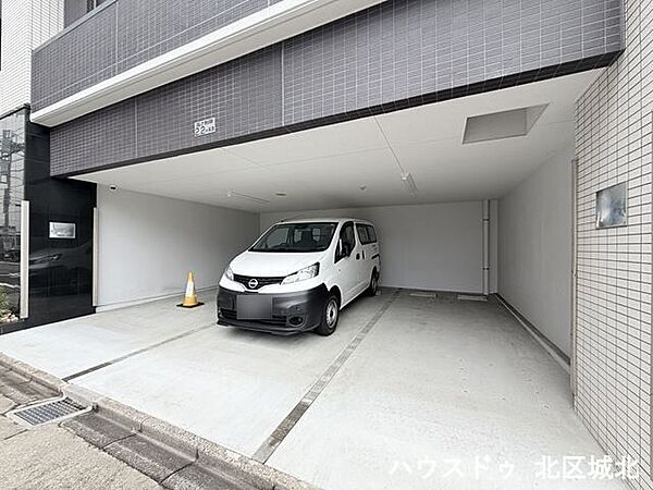 車の出し入れがしやすい平面駐車場です。