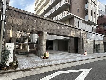 【なごや保育園】マンション1・2階の保育園。園庭や遊戯室があり木の香り漂う明るい保育環境。名古屋城・名城公園などへ散歩や地域交流も充実。平日7:30〜19:30開園です。 540m
