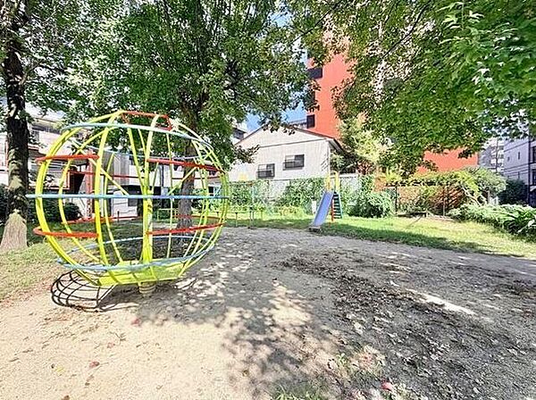 【裏塩公園】住宅街にある身近で使いやすい公園。広場と遊具があり、お子さまの遊び場やちょっとした休憩に便利です。近所で気軽にリフレッシュできる憩いのスポットです。 250m