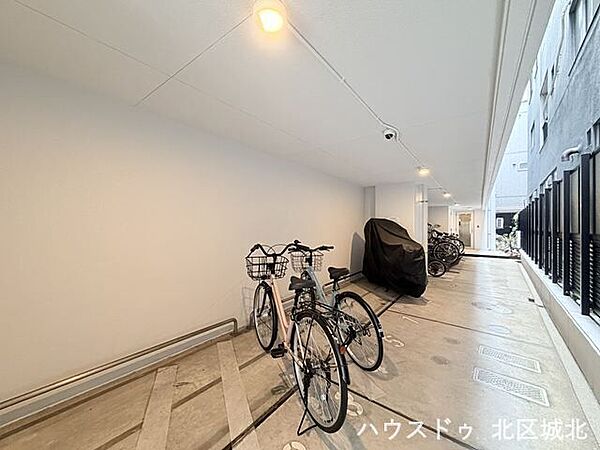 居住者専用の屋根付き駐輪場。大切な自転車を雨や日差しから守り、快適にご利用いただけます。