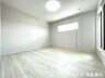 洋室：【8畳洋室】ゆとりある主寝室。大型WIC付きで衣類や荷物もすっきり収納できます。