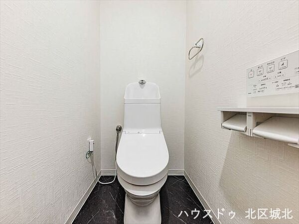 購入時の写真です。あると嬉しい温水洗浄機能付ですので、寒い時期も温かい便座に座れます。