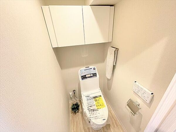 シンプルで落ち着いた雰囲気のトイレ。明るく、毎日の暮らしを快適にサポートする清潔な空間です。