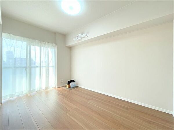 南側バルコニー部分から取り込まれる暖かな採光をお部屋全体に循環し、陽が落ちるまで気持ちよく過ごすことのできるお部屋です。