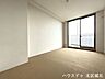 洋室：【8.3帖洋室】バルコニーに面しているので、晴れた日は明るく過ごしやすい空間です。