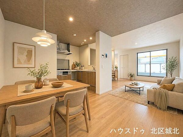 18.7帖のゆとりあるLDK。家族が自然と集まり、ゆったりと過ごせるリビング空間です。※実際の写真に家具をCG合成したものです。（家具等は販売に含まれておりません）