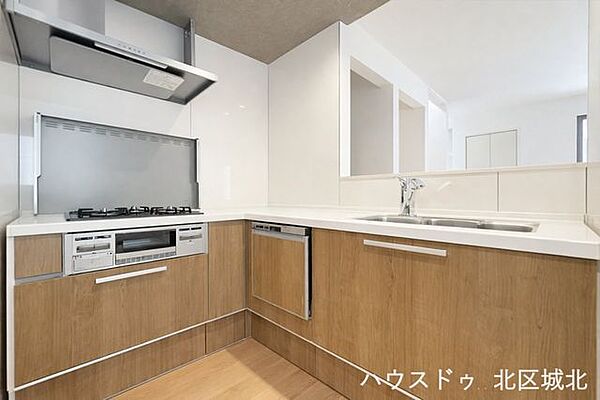 キッチンとリビングダイニングの距離が近いので料理しながら家族との会話も弾みそう♪ゆとりのワークトップで配膳用のお皿を並べながらの調理もできそうですね。