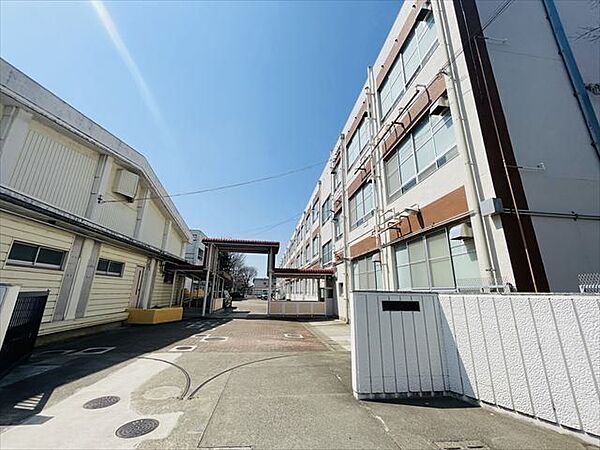 【名塚中学校】教育目標：学習、生活ともに自主的活動を重んじ、自律精神に富んだ人間を育てる。科学性を高め，創造性豊かな人間を育てる。友愛の精神にみち、健康で活動的な人間を育てる。校訓：自 320m