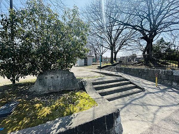 【新福寺公園】グランドと遊具のある公園です。トイレ、滑り台、ブランコあり。桜の木があるので春には花見も楽しめます。駐車場3台有。 340m