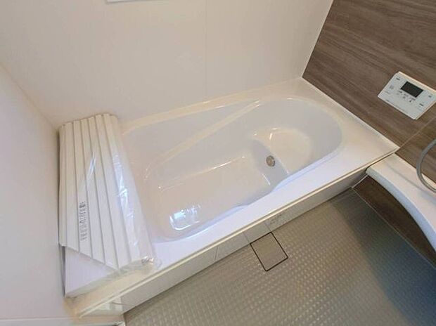 ベンチタイプの浴槽は、お子様に座っていただけるので、お風呂も一緒に入りやすいですね♪湯量を少なめに出来るので水道や光熱費の節約が出来てエコですね♪