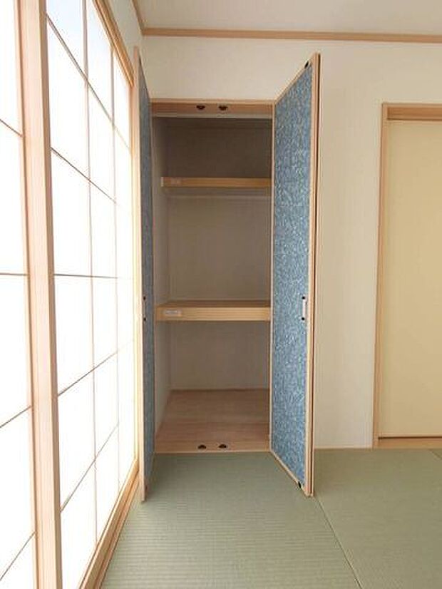 琉球畳を採用した和室は収納もついております。家族が泊りに来た時にも便利な一部屋です。