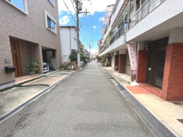 前面道路含む現地写真です