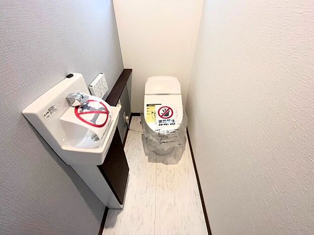 落ち着いた色調のトイレです