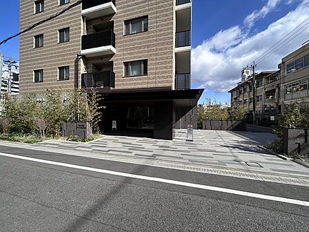 3方角地で、車寄せのスペースもあり安心です。