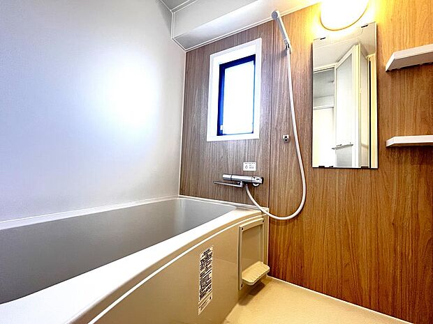 浴室も新しく、窓付きなのでカビ防止で換気もラクにできますよ！