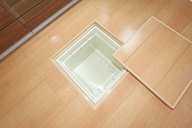 1階点検口を兼ねた床下収納庫♪簡単に取り外しも可能で洗浄も出来ます。