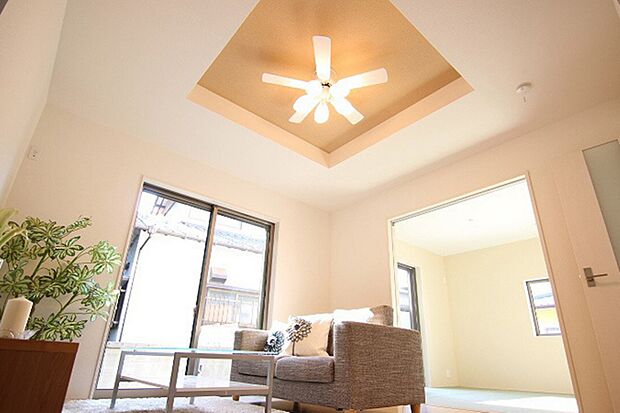 折り上げ天井は部屋に奥行きを出すことが可能なため、開放感があり、スタイリッシュな空間を作れます