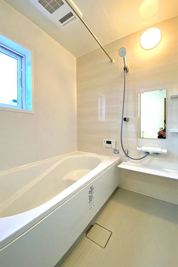 （浴室）お洒落なデザインのお風呂♪ゆったり足を伸ばして湯船に浸かれる広々仕様！