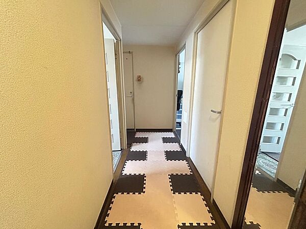 静かで落ち着いた空間。プライバシーに配慮した、穏やかなアプローチ。