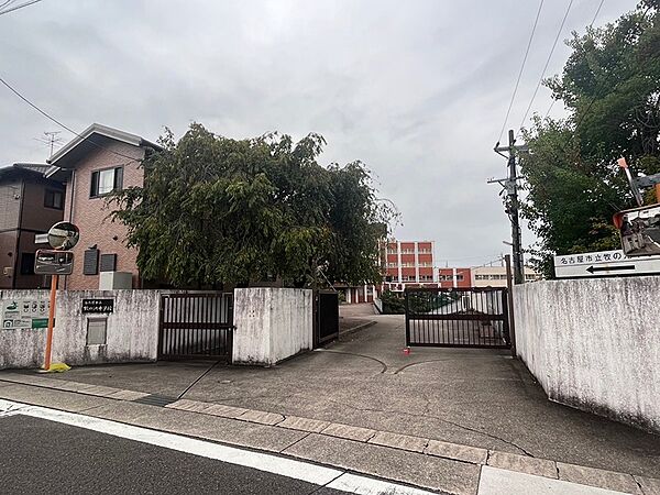 名古屋市立牧の池中学校（277m）