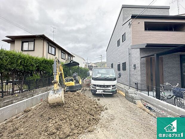 周辺は落ち着いた街並みの住宅地！子育てがしやすい住環境です！まだ未完成ですが、現地でしかわからない事もございます。是非一度ご覧ください。