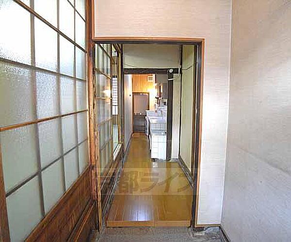 画像8:玄関から延びる長い廊下