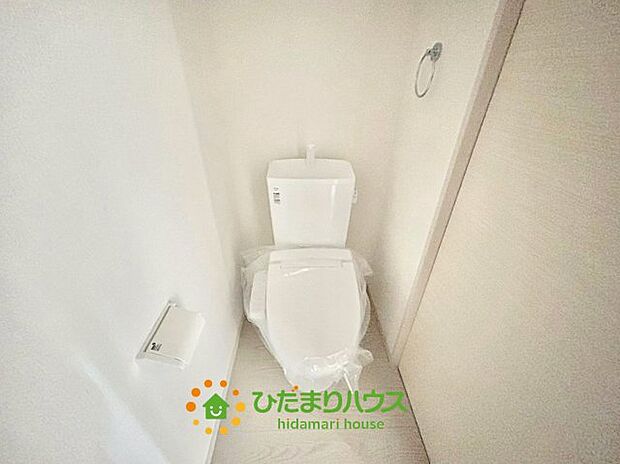 清潔感のあるシンプルデザインのトイレ。