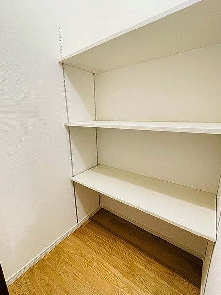 納戸約0.9帖　収納する物の高さや量に合わせて棚位置を変えられるため、スペースを無駄にしません