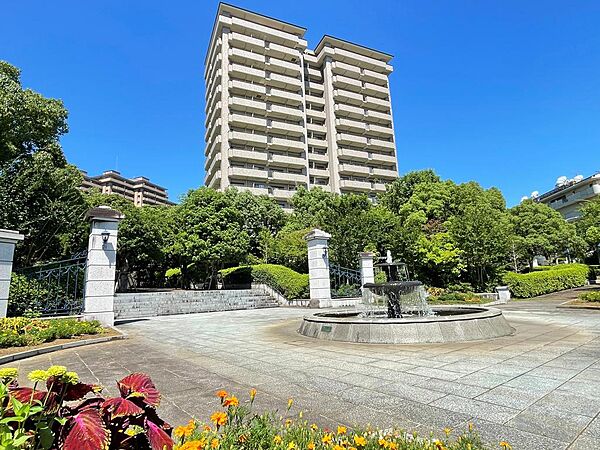 豊かな樹木と青い空、大きな噴水が迎えてくれるメインエントランス