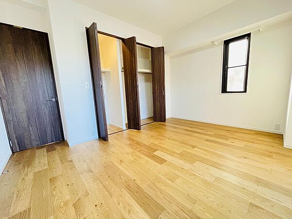 洋室約8.3帖　ベッドやドレッサーなど置いても空間に余裕があるため、快適に暮らせる主寝室です