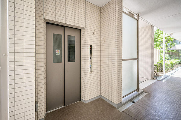 共用部にはエレベーターを完備。重い荷物を持っている時やベビーカーなどでも各階へ移動しやすく便利です。撮影:2026-07-08