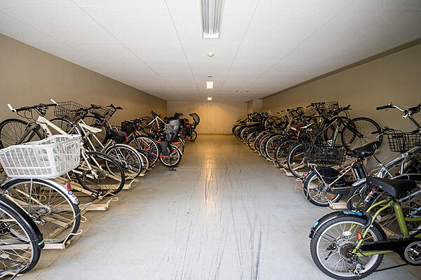 屋内駐輪場を設置。天候の影響を受けにくく、自転車を保管しやすい環境が整っています。撮影:2026-07-08