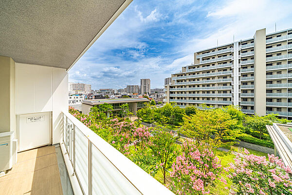 中庭向きならではの落ち着いた住環境が魅力です。
