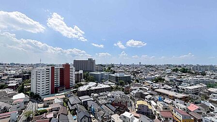 バルコニーからの眺望 低層住宅が広がる落ち着いた街並みを一望できる開放的なロケーション
