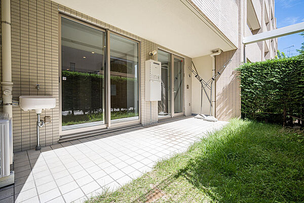 ガーデニングやお子様の遊び場として活用できる専用庭付き住戸。撮影:2026-09-25