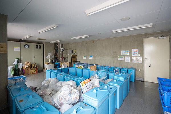 敷地内に24時間ゴミ出し対応のゴミ置き場を備えています。撮影:2026-07-03