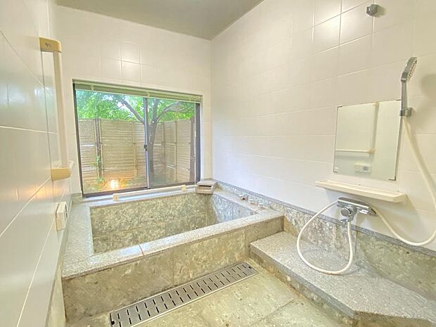 伊豆石造りの浴室　旅館のような質感です！撮影:2024-05-13