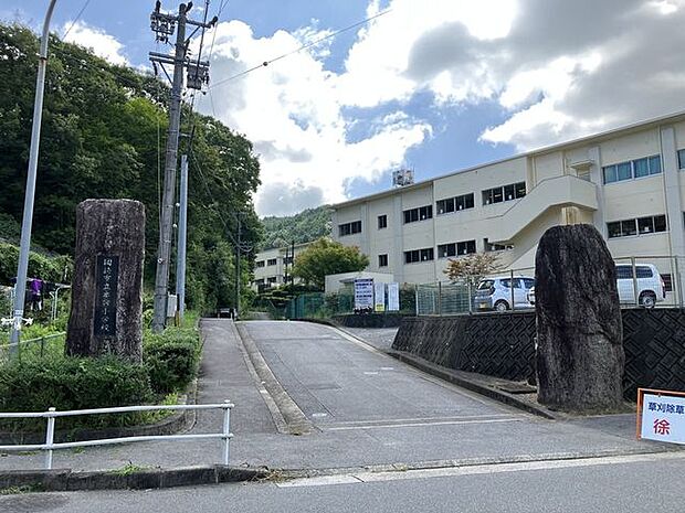 岡崎市立本宿小学校学校：本宿町 / 本宿茜 / 本宿台 / 本宿西 / 鉢地町 / 上衣文町 / 大幡町 / 鶇巣町東海中学校 960m