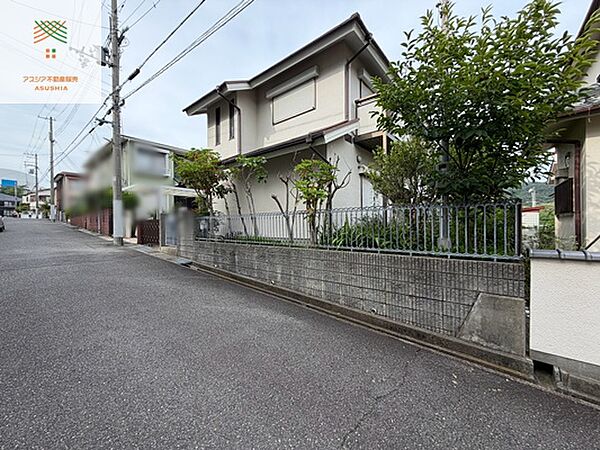 道路との高低差が無く、道路幅も広いので、駐車もしやすいです。