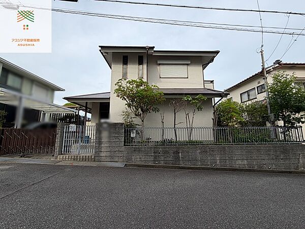 道路と高低差はございません。
