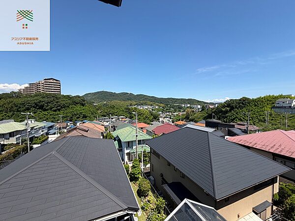 東側に高低差がある為、日当たり通風共に良好です。