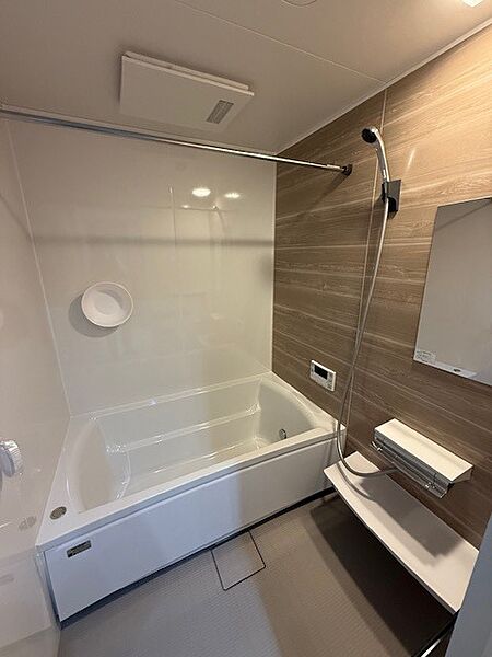 浴室乾燥機付きのバスルーム。天候を気にせず洗濯物を乾かせます。