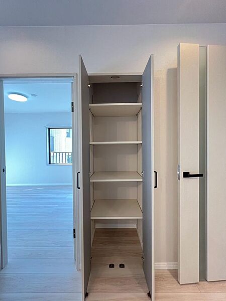 小物をまとめて整理できる収納スペース。お部屋に物があふれにくくすっきりとした暮らしをサポートします。