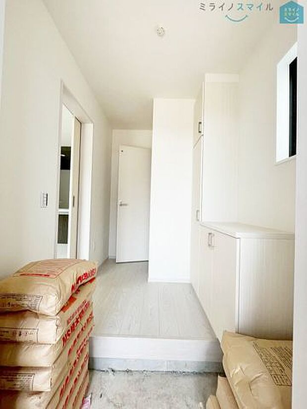 住まう人も来客も入った時にワクワクさせてくれるオシャレな玄関。収納もたっぷりあるので、靴がたくさんあっても安心！気持ちの良い朝は、毎日ここからスタートしていきます♪