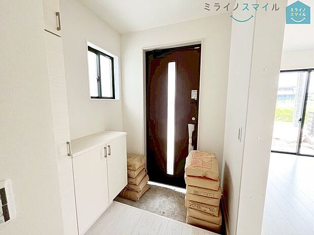 ゆったりとした玄関で、靴の脱ぎ履きも楽々です！シューズボックス付きで玄関がいつもきれいな状態を保てます♪