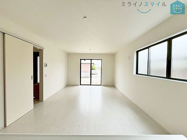 家族のコミュニケーションが増えるリビング階段を採用！ご家族の帰宅・外出が把握しやすく、視覚的にもリビングを開放的に演出してくれます♪