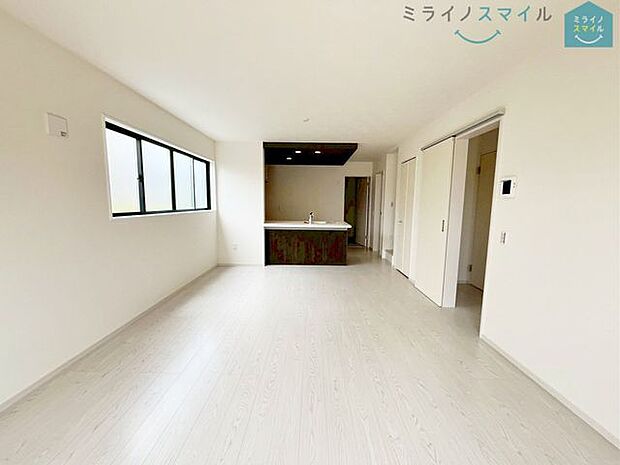 リビング17帖、家族が自然に集まる広さ！大画面ＴＶも余裕で配置できます♪インテリアプランの考察はかどるワイドなリビングです♪