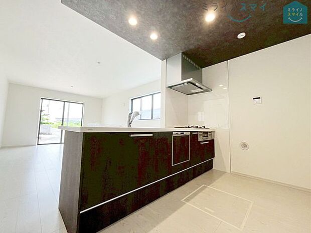 リビングで遊ぶ子供にも目が届きます♪安心感で選ぶなら対面キッチン！ご家族との会話も楽しみながらお料理をすることができます♪